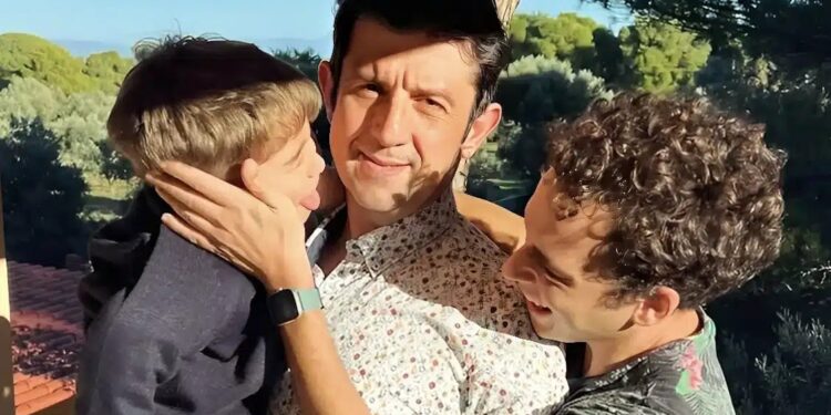 Alldaynews.gr Μιχάλης Οικονόμου – Γιώργος Μακρής: Ο γιος τους πήγε πρώτη ημέρα στο σχολείο