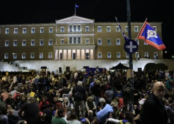 Τέμπη: Χιλιάδες πολίτες στο πλευρό του Πάνου Ρούτσι στο Σύνταγμα – «Βρίσκομαι εδώ γιατί δεν υπάρχει Δικαιοσύνη»