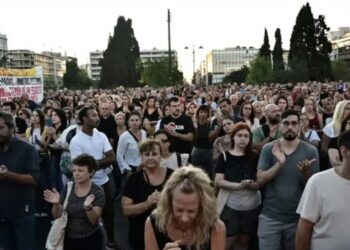 Σύνταγμα: Χιλιάδες άνθρωποι αυθόρμητα συμπαραστέκoνται στον Πάνο Ρούτσι που κάνει απεργία πείνας