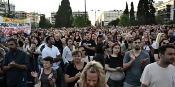 Σύνταγμα: Χιλιάδες άνθρωποι αυθόρμητα συμπαραστέκoνται στον Πάνο Ρούτσι που κάνει απεργία πείνας