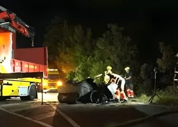 Alldaynews.gr Πατέρας και τα δύο 9χρονα παιδιά του κάηκαν ζωντανοί σε μέσα σε ηλεκτρικό αυτοκίνητο γιατί μπλόκαραν οι πόρτες
