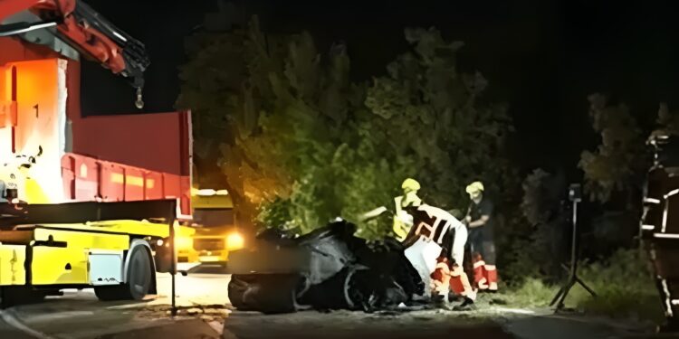 Alldaynews.gr Πατέρας και τα δύο 9χρονα παιδιά του κάηκαν ζωντανοί σε μέσα σε ηλεκτρικό αυτοκίνητο γιατί μπλόκαραν οι πόρτες