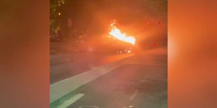 Σοκαριστικό τροχαίο: Αυτοκίνητο καρφώθηκε σε κατάστημα και άρπαξε φωτιά – Δείτε βίντεο και φωτογραφίες από το σημείο