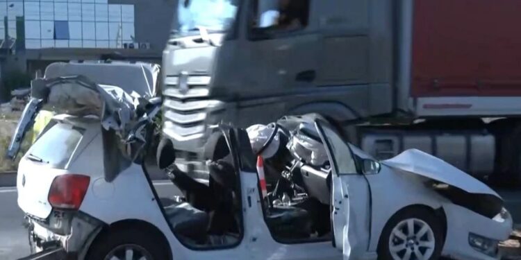 Σοκαριστικό τροχαίο με νεκρό 24χρονο: Oχήματα συγκρούστηκαν, το ένα τούμπαρε και πέρασε στο αντίθετο ρεύμα