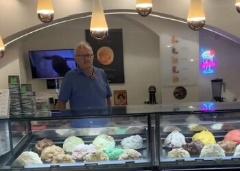 Τέλος εποχής για τον Άκη Τσελέντη – Άνοιξε παγωτατζίδικο στην Κεφαλονιά