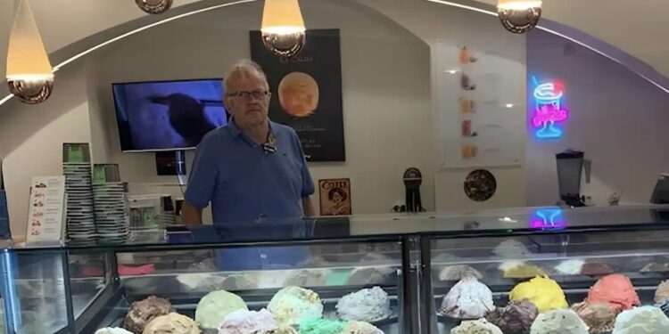 Τέλος εποχής για τον Άκη Τσελέντη – Άνοιξε παγωτατζίδικο στην Κεφαλονιά