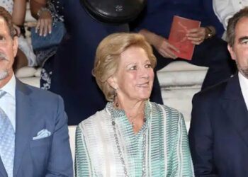 Η πιο αριστοκρατική μητέρα: Η Άννα Μαρία με τους γιους της στο Ηρώδειο ντυμένη κομψή όσο καμία άλλη