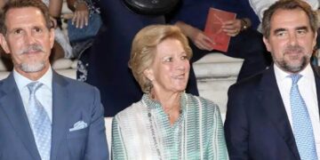 Alldaynews.gr Η πιο αριστοκρατική μητέρα: Η Άννα Μαρία με τους γιους της στο Ηρώδειο ντυμένη κομψή όσο καμία άλλη