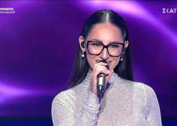 «The Voice»: Η Klavdia μπήκε σαν διαγωνιζόμενη και μάγεψε στην πρεμιέρα – «Η ιστορία επαναλαμβάνεται»