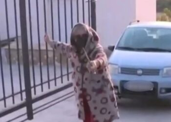 «Η 62χρονη διευθύντρια των ΚΕΠ Βοιωτίας μπορεί να μπερδεύτηκε και να έθαψε ζωντανή τη μητέρα της» – Βίντεο από τη στιγμή που φεύγει από το σπίτι