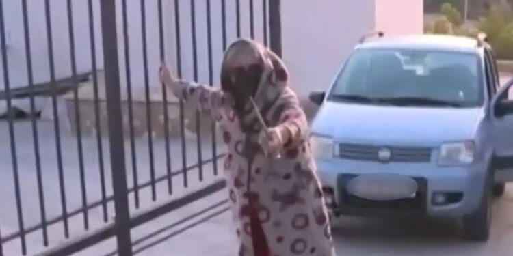 «Η 62χρονη διευθύντρια των ΚΕΠ Βοιωτίας μπορεί να μπερδεύτηκε και να έθαψε ζωντανή τη μητέρα της» – Βίντεο από τη στιγμή που φεύγει από το σπίτι