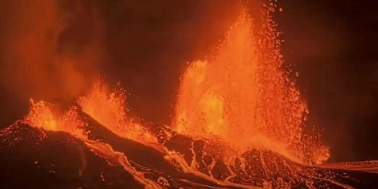 Alldaynews.gr Θεαματική έκρηξη του ηφαιστείου Κιλαουέα στη Χαβάη – Λάβα εκτοξεύεται στα 100 μέτρα