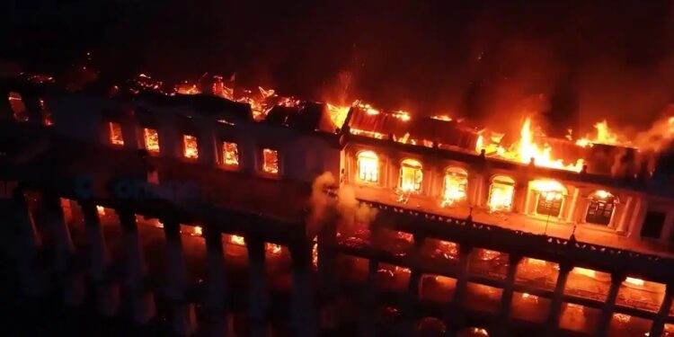 Alldaynews.gr ΛΙΝΤΣΑΡΑΝ ΠΡΩΗΝ ΠΡΩΘΥΠΟΥΡΓΟ – ΚΥΝΗΓΟΥΝ ΠΟΛΙΤΙΚΟΥΣ – ΣΤΑΧΤΗ Η ΒΟΥΛΗ