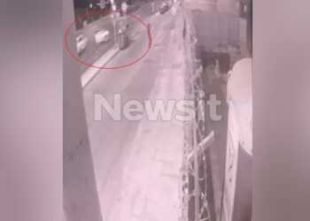 Καρέ – καρέ το θανατηφόρο τροχαίο: Τα αυτοκίνητα πέφτουν το ένα πάνω στο άλλο σαν συγκρουόμενα – Βίντεο ντοκουμέντο