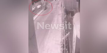 Alldaynews.gr Καρέ – καρέ το θανατηφόρο τροχαίο: Τα αυτοκίνητα πέφτουν το ένα πάνω στο άλλο σαν συγκρουόμενα – Βίντεο ντοκουμέντο