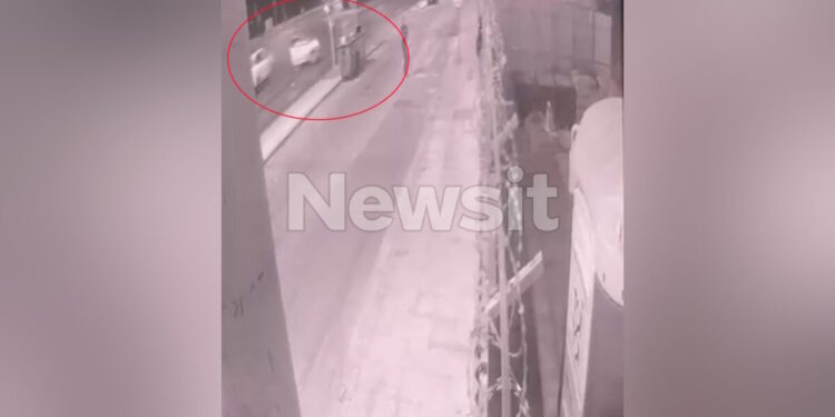 Alldaynews.gr Καρέ – καρέ το θανατηφόρο τροχαίο: Τα αυτοκίνητα πέφτουν το ένα πάνω στο άλλο σαν συγκρουόμενα – Βίντεο ντοκουμέντο