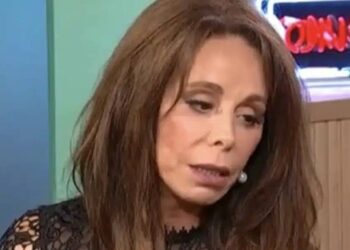 Συγκινεί η Βούλα Πατουλίδου για τον θάνατο του συζύγου της: «Τρεις φορές ο Θεούλης μας γέμισε το καντηλάκι»