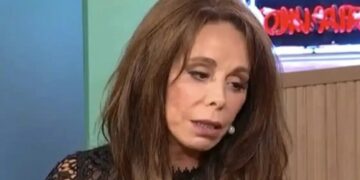 Συγκινεί η Βούλα Πατουλίδου για τον θάνατο του συζύγου της: «Τρεις φορές ο Θεούλης μας γέμισε το καντηλάκι»