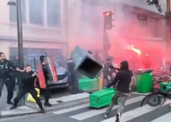 Κίνημα «Μπλοκάρουμε τα πάντα» στη Γαλλία: Μαζικοί αποκλεισμοί και συγκρούσεις – Λεωφορείο πυρπολήθηκε στη Ρεν