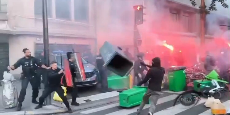 Κίνημα «Μπλοκάρουμε τα πάντα» στη Γαλλία: Μαζικοί αποκλεισμοί και συγκρούσεις – Λεωφορείο πυρπολήθηκε στη Ρεν