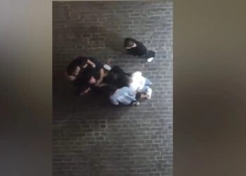 Alldaynews.gr Βίντεο ντοκουμέντο από το άγριο ξύλο μεταξύ νεαρών τα ξημερώματα – Πέταξαν τον έναν με το κεφάλι πάνω σε τζαμαρία