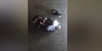 Βίντεο ντοκουμέντο από το άγριο ξύλο μεταξύ νεαρών τα ξημερώματα – Πέταξαν τον έναν με το κεφάλι πάνω σε τζαμαρία