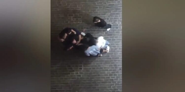 Βίντεο ντοκουμέντο από το άγριο ξύλο μεταξύ νεαρών τα ξημερώματα – Πέταξαν τον έναν με το κεφάλι πάνω σε τζαμαρία