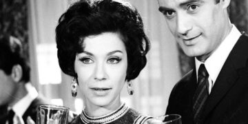 Μέλπω Ζαρόκωστα: Μεταφέρθηκε εσπευσμένα στο νοσοκομείο – «Προσπαθούμε με ηρεμία να αντιμετωπίσουμε τα προβλήματα υγείας που προέκυψαν», λέει ο γιος της