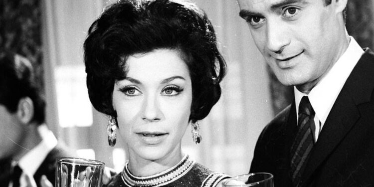 Μέλπω Ζαρόκωστα: Μεταφέρθηκε εσπευσμένα στο νοσοκομείο – «Προσπαθούμε με ηρεμία να αντιμετωπίσουμε τα προβλήματα υγείας που προέκυψαν», λέει ο γιος της