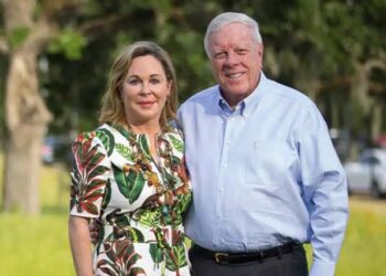 Ζευγάρι δισεκατομμυριούχων δωρίζει τα πάντα – Δεν κράτησαν τίποτα για τα παιδιά τους – Χάρισαν όσα απέκτησαν σε φτωχούς και νέους