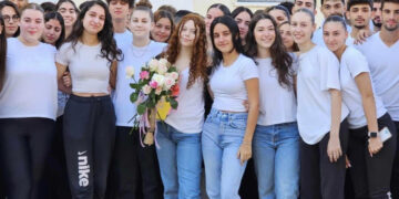 Alldaynews.gr Μαθητές γιόρτασαν τη νίκη συμμαθήτριάς τους κατά του καρκίνου (ΦΩΤΟ)