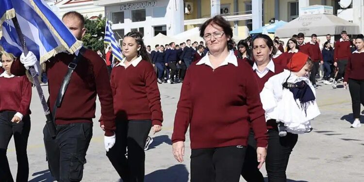 28η Οκτωβρίου: Έκλεψε τις εντυπώσεις η μαθήτρια ΕΠΑΛ που παρέλασε αγκαλιά με το παιδάκι της