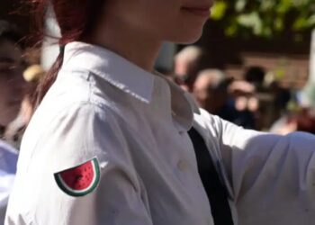 28η Οκτωβρίου: Η μαθήτρια με το «καρπούζι» στη μαθητική παρέλαση – Tι συμβολίζει