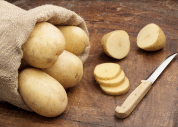 Απίθανο κόλπο για λίγους: Μέσα στη σακούλα με τις πατάτες βάλτε μέσα αυτό το φρούτο και δεν θα ξαναβγάλουν ποτέ φύτρες