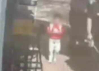 Alldaynews.gr 4χρονη διέφυγε της προσοχής των δασκάλων της σε νηπιαγωγείο και περπάτησε 500 μέτρα στο κέντρο της Αθήνας – Βίντεο ντοκουμέντο από κάμερα ασφαλείας