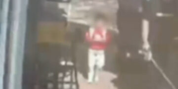 4χρονη διέφυγε της προσοχής των δασκάλων της σε νηπιαγωγείο και περπάτησε 500 μέτρα στο κέντρο της Αθήνας – Βίντεο ντοκουμέντο από κάμερα ασφαλείας