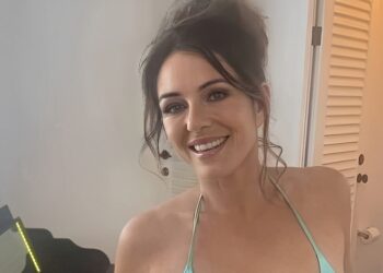 Τρελαίνει το Instagram με το μαγιό της στα 60 της χρόνια