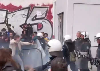 Alldaynews.gr Ενταση και χημικά στη διαμαρτυρία για τις συγχωνεύσεις σχολικών τμημάτων – ΜΑΤ χτύπησαν γονείς και δασκάλους