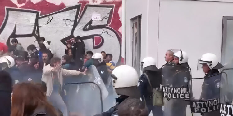 Ενταση και χημικά στη διαμαρτυρία για τις συγχωνεύσεις σχολικών τμημάτων – ΜΑΤ χτύπησαν γονείς και δασκάλους