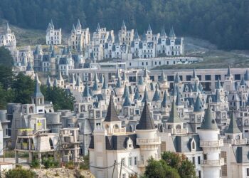 Alldaynews.gr Το μέρος-φάντασμα στην Τουρκία με τα σπίτια που μοιάζουν με κάστρα της Disney (video)