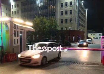 Alldaynews.gr ΟΠΕΚΕΠΕ: Με κομβόι 24 οχημάτων η μεταγωγή των 34 συλληφθέντων – Ολόκληρο βαν μόνο για τα διαβιβαστικά