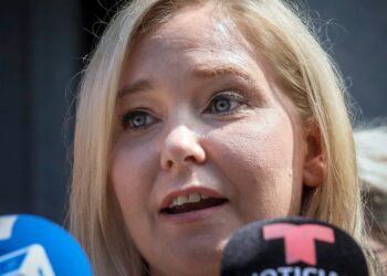 Νέα βόμβα από τα απομνημονεύματα της Βιρτζίνια Τζιουφρέ: «Γνωστός πρωθυπουργός με βίασε πιο άγρια από οποιονδήποτε άλλο»