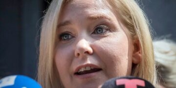 Alldaynews.gr Νέα βόμβα από τα απομνημονεύματα της Βιρτζίνια Τζιουφρέ: «Γνωστός πρωθυπουργός με βίασε πιο άγρια από οποιονδήποτε άλλο»