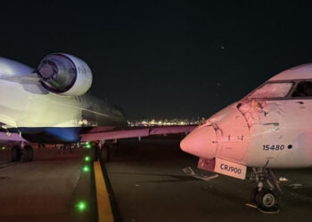 Δύο αεροπλάνα με 93 επιβαίνοντες συγκρούστηκαν σε αεροδρόμιο της Νέας Υόρκης – Βίντεο και μαρτυρίες από τη στιγμή της σύγκρουσης