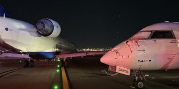 Δύο αεροπλάνα με 93 επιβαίνοντες συγκρούστηκαν σε αεροδρόμιο της Νέας Υόρκης – Βίντεο και μαρτυρίες από τη στιγμή της σύγκρουσης