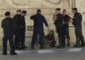Alldaynews.gr Σύνταγμα: Προσήχθη κοπέλα στο μνημείο του Αγνώστου Στρατιώτη – Καθόταν στο κενοτάφιο
