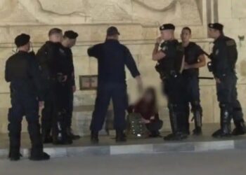 Σύνταγμα: Προσήχθη κοπέλα στο μνημείο του Αγνώστου Στρατιώτη – Καθόταν στο κενοτάφιο