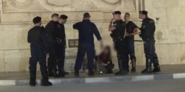Alldaynews.gr Σύνταγμα: Προσήχθη κοπέλα στο μνημείο του Αγνώστου Στρατιώτη – Καθόταν στο κενοτάφιο