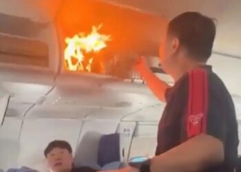 Alldaynews.gr Πανικός από φωτιά σε αεροπλάνο εν ώρα πτήσης μετά από ανάφλεξη μπαταρίας λιθίου σε βαλίτσα επιβάτη
