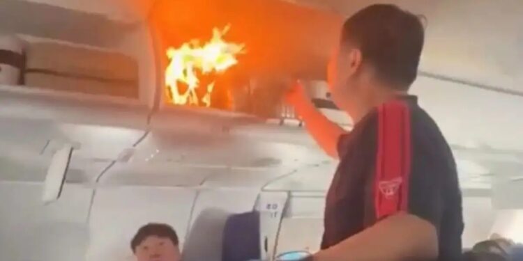 Alldaynews.gr Πανικός από φωτιά σε αεροπλάνο εν ώρα πτήσης μετά από ανάφλεξη μπαταρίας λιθίου σε βαλίτσα επιβάτη